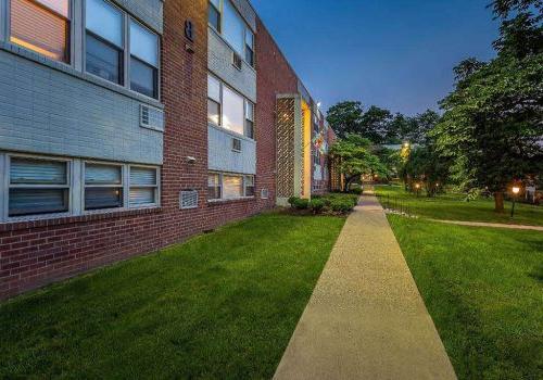 Walkway to residential brick buildings at 柳树弯 apartments for rent in Philadelphia, PA